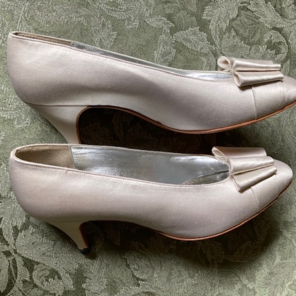 Bonwit Teller Ivory Satin Kitten Heels 🆕 - Picture 7 of 11
